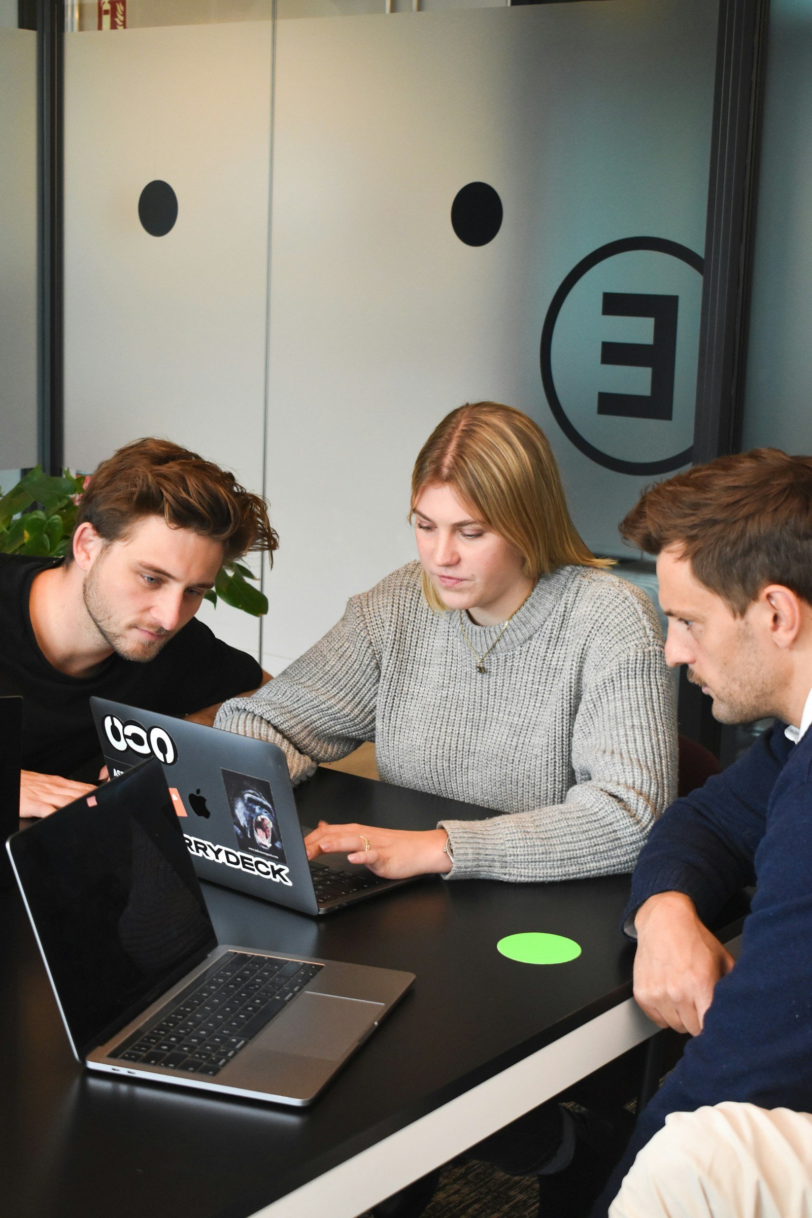 Equipe reunida ao redor de um computador